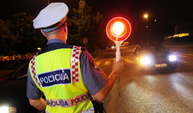 Zagreb 060609. Poliija je u sklopu akcije Vozim, ne pijem zustavljala mlade vozace na Jarunskoj cesti  i alkotestirala ih nakon cega su im podijelili bedzeve bedzeve i brosure o utjecaju alkohola na sposobnost upravljanja automobilom. Foto: Marko Miscevic