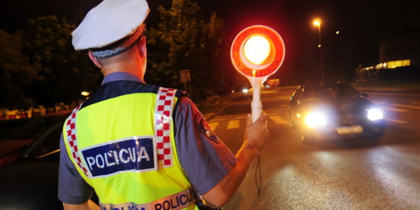 Zagreb 060609. Poliija je u sklopu akcije Vozim, ne pijem zustavljala mlade vozace na Jarunskoj cesti i alkotestirala ih nakon cega su im podijelili bedzeve bedzeve i brosure o utjecaju alkohola na sposobnost upravljanja automobilom. Foto: Marko Miscevic Zagreb 060609. Poliija je u sklopu akcije Vozim, ne pijem zustavljala mlade vozace na Jarunskoj cesti i alkotestirala ih nakon cega su im podijelili bedzeve bedzeve i brosure o utjecaju alkohola na sposobnost upravljanja automobilom. Foto: Marko Miscevic