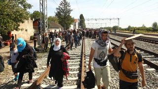 Tovarnik: Izbjeglice su izgubili strpljenje te pjesice krenuli po pruzi prema Zagrebu. Nakon nekoliko stotina metara zaustavila ih je policija i obecala kako prijevoz stize. Photo: Zeljko Lukunic/PIXSELL
