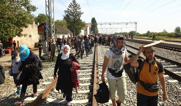 Tovarnik: Izbjeglice su izgubili strpljenje te pjesice krenuli po pruzi prema Zagrebu. Nakon nekoliko stotina metara zaustavila ih je policija i obecala kako prijevoz stize. Photo: Zeljko Lukunic/PIXSELL