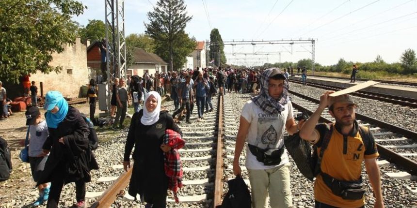 Tovarnik: Izbjeglice su izgubili strpljenje te pjesice krenuli po pruzi prema Zagrebu. Nakon nekoliko stotina metara zaustavila ih je policija i obecala kako prijevoz stize. Photo: Zeljko Lukunic/PIXSELL