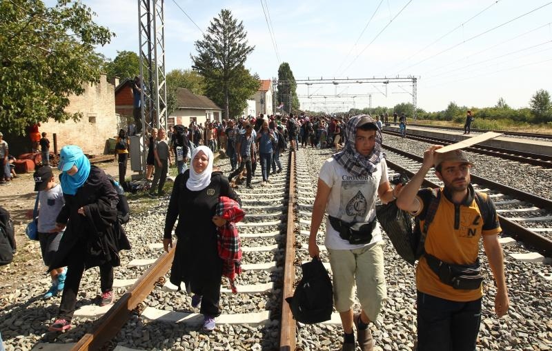 Tovarnik: Izbjeglice su izgubili strpljenje te pjesice krenuli po pruzi prema Zagrebu. Nakon nekoliko stotina metara zaustavila ih je policija i obecala kako prijevoz stize. Photo: Zeljko Lukunic/PIXSELL