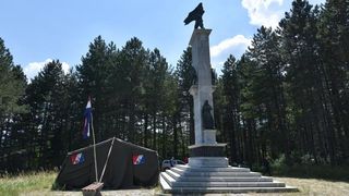 Ugljan: Kod spomenika borcima palim u NOB-u HASP podigao šator