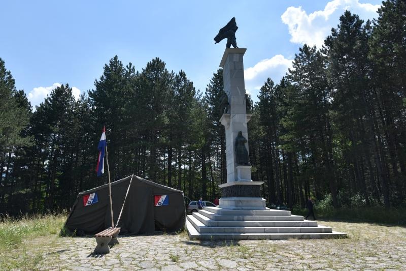 Ugljan: Kod spomenika borcima palim u NOB-u HASP podigao šator