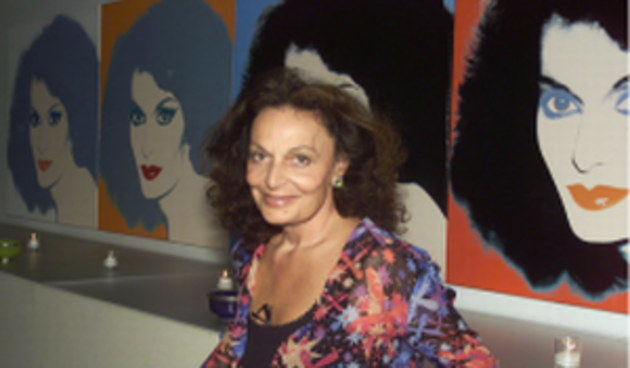 Slavna dizajnerica ispred svojih portreta s potpisom Andya Warhola (Moda.hr)