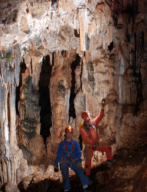 Zadar, 030510.
Jama Golubnjaca duboka 800 metara nalazi se u zegarskom zaseoku Komazeci, a prvih 200 metara uredjuje se u turisticke svrhe.
Na fotografiji speleolozi u jami.
Foto: privatna arhiva / CROPIX Zadar, 030510.
Jama Golubnjaca duboka 800 metara nalazi se u zegarskom zaseoku Komazeci, a prvih 200 metara uredjuje se u turisticke svrhe.
Na fotografiji speleolozi u jami.
Foto: privatna arhiva / CROPIX