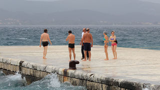 Kupači na zadarskoj rivi 19. svibnja 2013.  Foto: Roberto Lerga