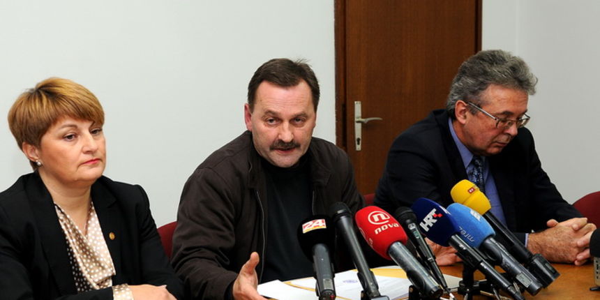 Karlovac, 291112.
Zupanijsko drzavno odvjetnistvo na vecerasnjoj konferenciji za medije iznijelo je rezultate DNA analize i obdukcije na kostima pronadjenim na odmoristu Fulaja kod Josipdola.
Analizom se potvrdilo da se radi o Antoniji Bilic.
Na fotogra Karlovac, 291112.
Zupanijsko drzavno odvjetnistvo na vecerasnjoj konferenciji za medije iznijelo je rezultate DNA analize i obdukcije na kostima pronadjenim na odmoristu Fulaja kod Josipdola.
Analizom se potvrdilo da se radi o Antoniji Bilic.
Na fotogra