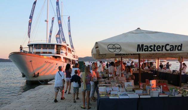 Brod knjižara svojim programom oduševila Zadrane, a danas uplovljava na Silbu