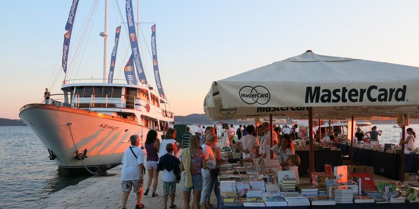 Brod knjižara svojim programom oduševila Zadrane, a danas uplovljava na Silbu