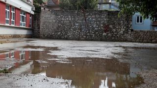 Obrovac: Poplava se polako povlači, stanovnici spašavaju stvari iz domova