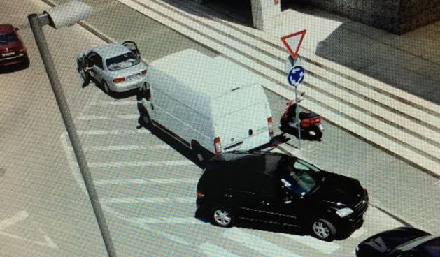 Parkiranje na pješačkom prelazu na Relji