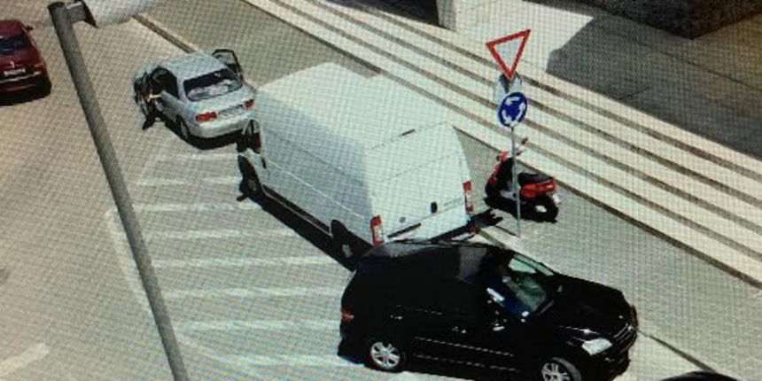 Parkiranje na pješačkom prelazu na Relji