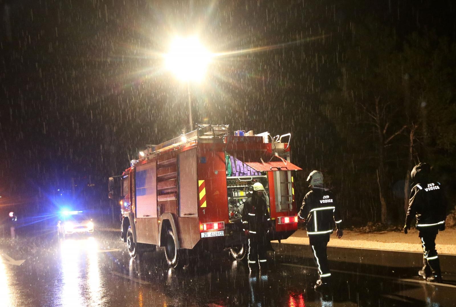 Vodice: U sudaru automobila i autobusa tri osobe ozlijeđene, a autobus završio na boku