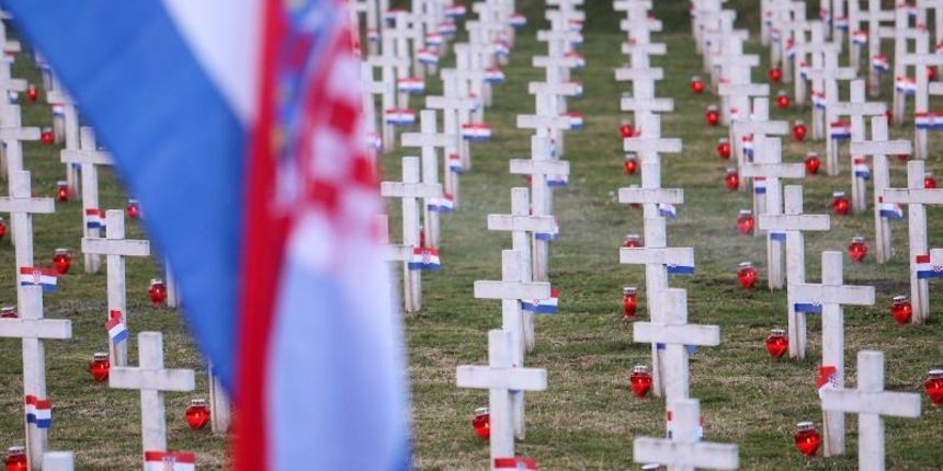 U Vukovaru su upaljene svijeće za poginule hrvatske branitelje i civile na Memorijalnom groblju žrtava iz Domovinskog rata. Photo: Petar Glebov/PIXSELL