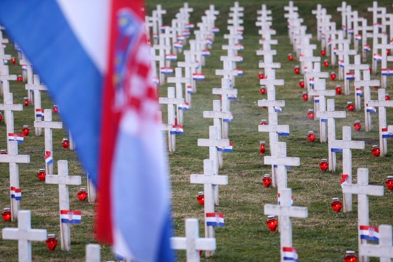 U Vukovaru su upaljene svijeće za poginule hrvatske branitelje i civile na Memorijalnom groblju žrtava iz Domovinskog rata. Photo: Petar Glebov/PIXSELL U Vukovaru su upaljene svijeće za poginule hrvatske branitelje i civile na Memorijalnom groblju žrtava iz Domovinskog rata. Photo: Petar Glebov/PIXSELL