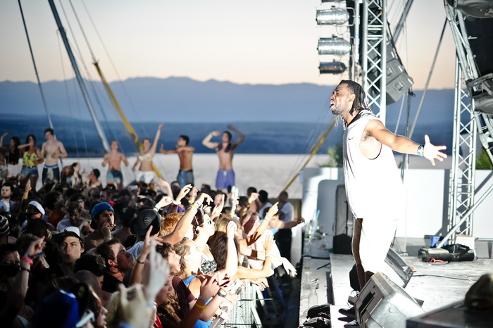 Zrce, 020712,
Nocni zivot na plazi Zrce.
Hideout Festival, do sada bio najposjeceniji dan , s oko otprilike 5000 posjetitelja samo u Aquariusu. Kao zvijezda veceri nastupio je Skrillex , a osim njega nastupali su Skream and Benga, Chase and Status, Sub Fo Zrce, 020712,
Nocni zivot na plazi Zrce.
Hideout Festival, do sada bio najposjeceniji dan , s oko otprilike 5000 posjetitelja samo u Aquariusu. Kao zvijezda veceri nastupio je Skrillex , a osim njega nastupali su Skream and Benga, Chase and Status, Sub Fo