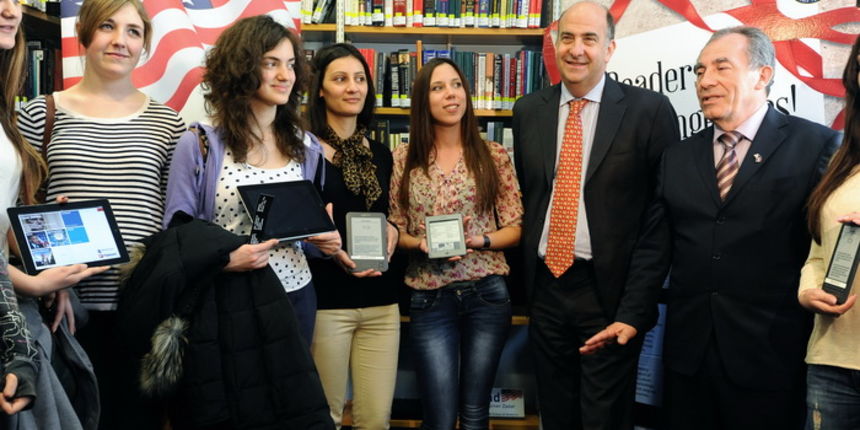 Zadar, 150313.U sklopu posjete zadarskoj zupaniji, americki veleposlanik Kenneth Merten je navratio i do Gradske knjiznice gdje je americkom kutku knjiznice donirao nekoliko uredjaja Kindle i iPad kao dio programa ePismenosti. Tamo se susreo i fotografir