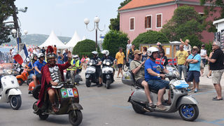 Spektakularni defile vespaša, foto: Vinko Pešić Spektakularni defile vespaša, foto: Vinko Pešić