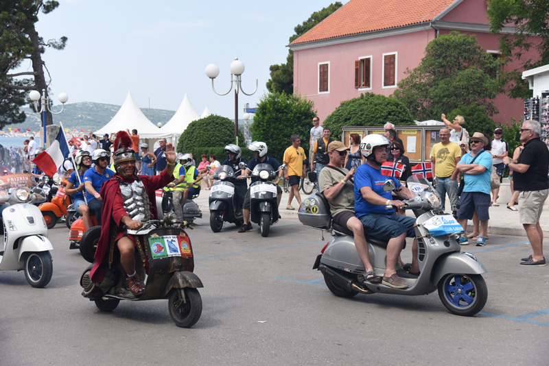 Spektakularni defile vespaša, foto: Vinko Pešić Spektakularni defile vespaša, foto: Vinko Pešić