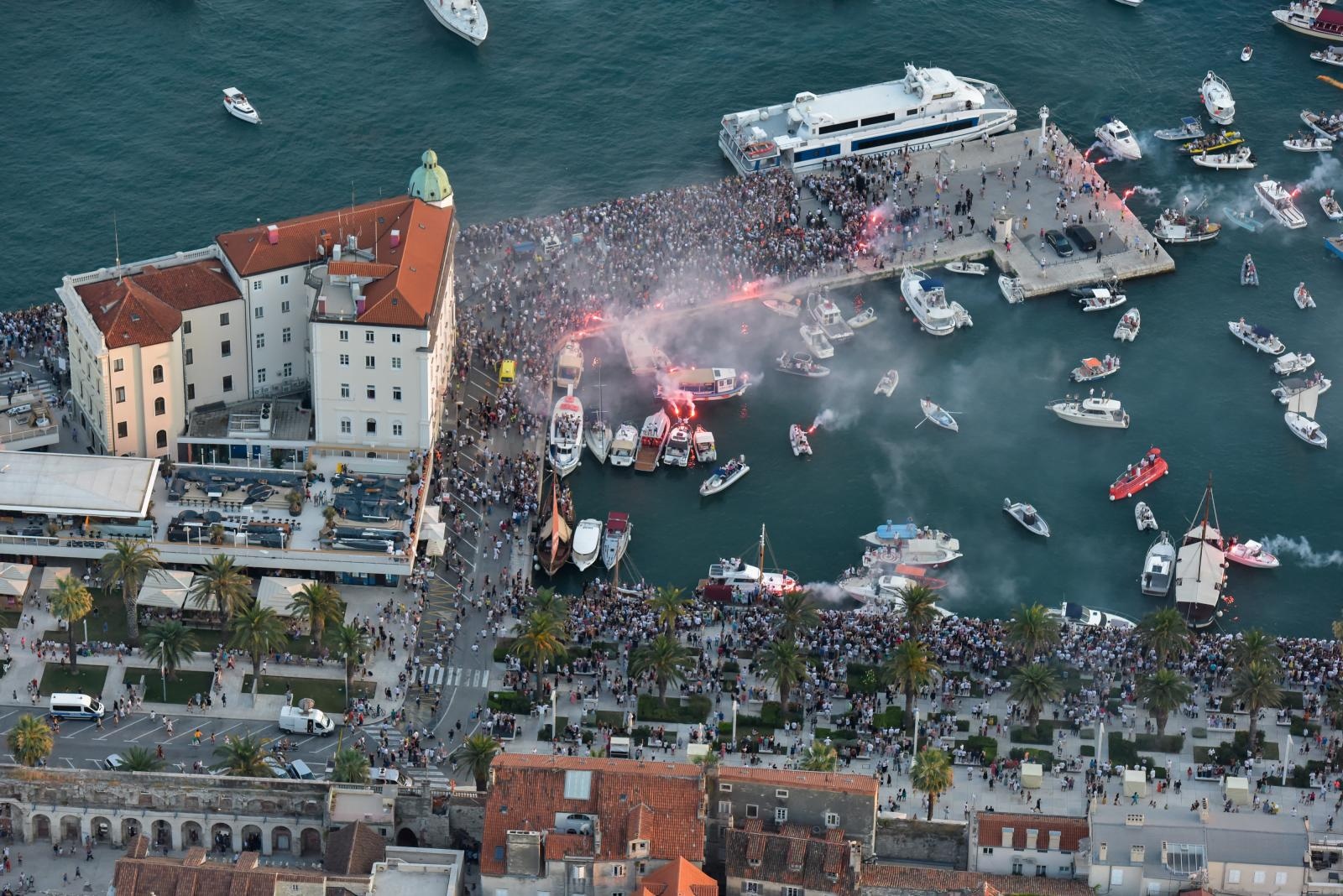Splićani ispratili Olivera na posljednju plovidbu – fotografije iz zraka
