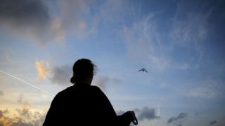 Mladić na zadarskoj rivi iskoristio je južinu za akrobacije zmajem u sami smiraj dana. Photo: Filip Brala/PIXSELL Mladić na zadarskoj rivi iskoristio je južinu za akrobacije zmajem u sami smiraj dana. Photo: Filip Brala/PIXSELL