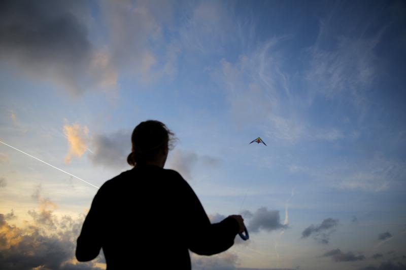Mladić na zadarskoj rivi iskoristio je južinu za akrobacije zmajem u sami smiraj dana. Photo: Filip Brala/PIXSELL Mladić na zadarskoj rivi iskoristio je južinu za akrobacije zmajem u sami smiraj dana. Photo: Filip Brala/PIXSELL