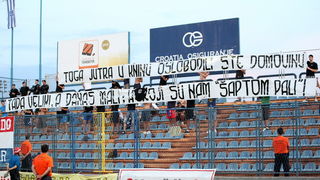 Varazdin, 070811.
Stadion Andjelko Herjavec.
Nogometna utakmica 3.kolo prve Hrvatske nogometne lige Varazdin – Zadar.
Na slici: transparent navijaca Zadra posvecen Anti Gotovini.
Foto: Andrej Svoger / Cropix Varazdin, 070811.
Stadion Andjelko Herjavec.
Nogometna utakmica 3.kolo prve Hrvatske nogometne lige Varazdin – Zadar.
Na slici: transparent navijaca Zadra posvecen Anti Gotovini.
Foto: Andrej Svoger / Cropix
