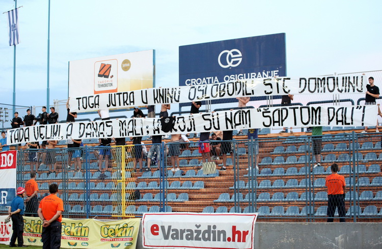 Varazdin, 070811.
Stadion Andjelko Herjavec.
Nogometna utakmica 3.kolo prve Hrvatske nogometne lige Varazdin – Zadar.
Na slici: transparent navijaca Zadra posvecen Anti Gotovini.
Foto: Andrej Svoger / Cropix Varazdin, 070811.
Stadion Andjelko Herjavec.
Nogometna utakmica 3.kolo prve Hrvatske nogometne lige Varazdin – Zadar.
Na slici: transparent navijaca Zadra posvecen Anti Gotovini.
Foto: Andrej Svoger / Cropix