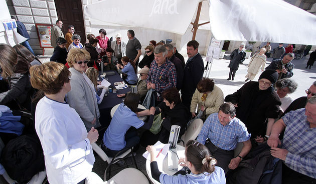 Mjerenje tlaka i šećera na trgu (foto: Marin Gospić)