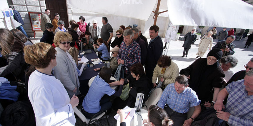 Mjerenje tlaka i šećera na trgu (foto: Marin Gospić) Mjerenje tlaka i šećera na trgu (foto: Marin Gospić)