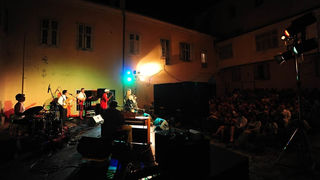 Zadar, 28.07.2011. snimio: Nenad Marčev
HIP HOP – JAZZ
SASKIA LAROO PROJECT (NL-USA-CRO- ITALY)
Saskia Laroo – trumpet, vocal
Warren Byrd – keyboards, vocal
MC Stewlocks Andy Ninvalle – rap, vocal
Daniel Guelli – bass guitar
Sin Banović – dr Zadar, 28.07.2011. snimio: Nenad Marčev
HIP HOP – JAZZ
SASKIA LAROO PROJECT (NL-USA-CRO- ITALY)
Saskia Laroo – trumpet, vocal
Warren Byrd – keyboards, vocal
MC Stewlocks Andy Ninvalle – rap, vocal
Daniel Guelli – bass guitar
Sin Banović – dr