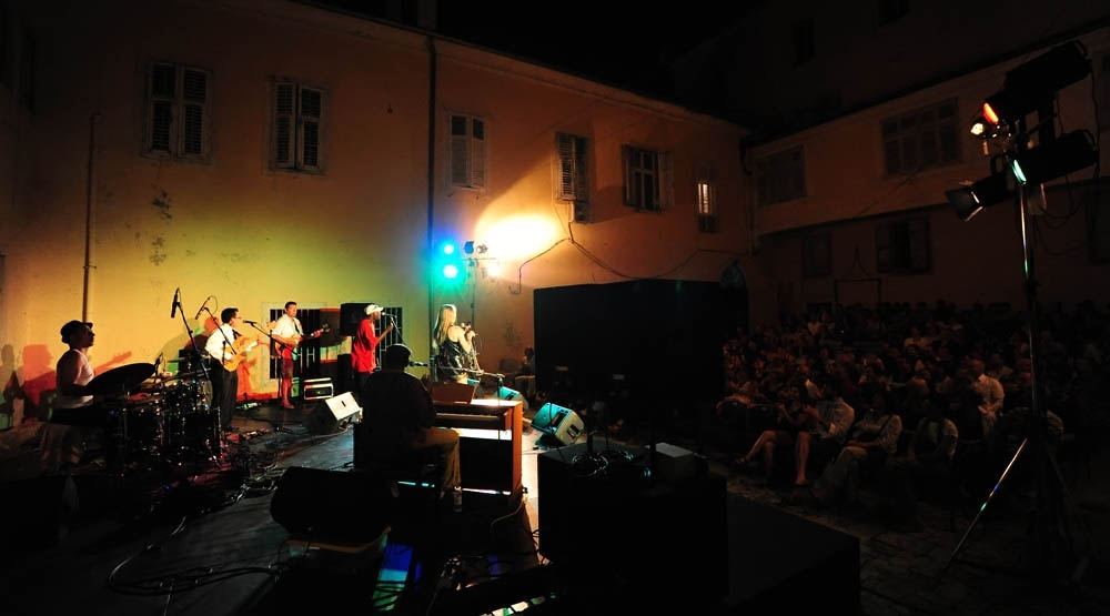 Zadar, 28.07.2011. snimio: Nenad Marčev
HIP HOP – JAZZ
SASKIA LAROO PROJECT (NL-USA-CRO- ITALY)
Saskia Laroo – trumpet, vocal
Warren Byrd – keyboards, vocal
MC Stewlocks Andy Ninvalle – rap, vocal
Daniel Guelli – bass guitar
Sin Banović – dr Zadar, 28.07.2011. snimio: Nenad Marčev
HIP HOP – JAZZ
SASKIA LAROO PROJECT (NL-USA-CRO- ITALY)
Saskia Laroo – trumpet, vocal
Warren Byrd – keyboards, vocal
MC Stewlocks Andy Ninvalle – rap, vocal
Daniel Guelli – bass guitar
Sin Banović – dr