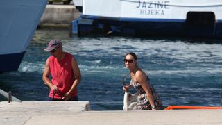 17.07.2013., Zadar – Mlada dama je uz pomoc barkajola presla preko mora na drugu stranu zadarske rive. Photo: Zeljko Mrsic/PIXSELL Autor  Zeljko Mrsic/PIXSELL KLJUČNE RIJEČI  camac, barkajol, brod, zena, djevojka