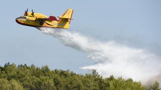 Kanaderi i air tractori gasili požar u blizini dikljanskih kuća i vikendica Kanaderi i air tractori gasili požar u blizini dikljanskih kuća i vikendica