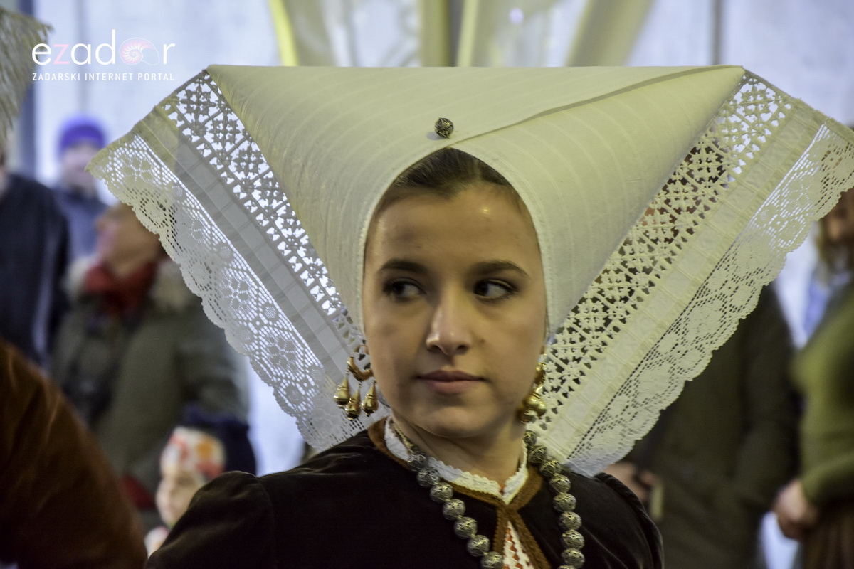 Paški zimski karneval 2018: Karnevalska povorka prošla ulicama grada do Pijace