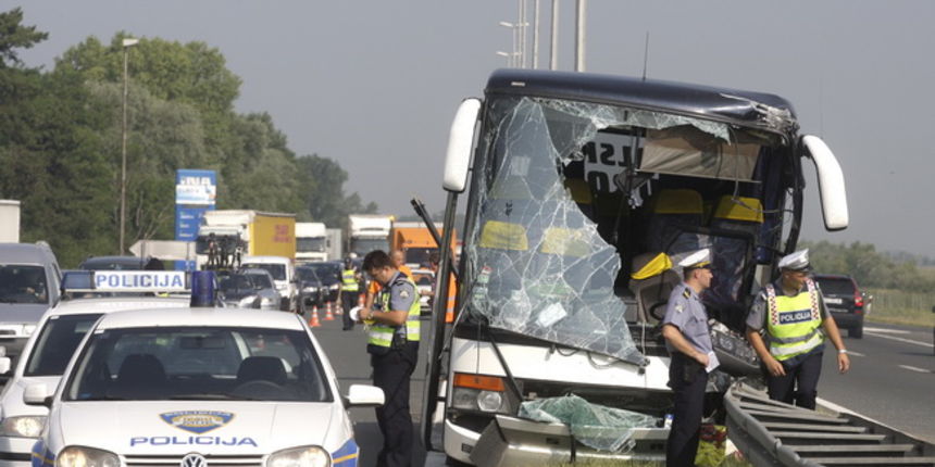 Zagreb, 150710. Obilaznica, Motel Plitvice. Teska prometna nesreca dogodila se oko 6h ujutro kod Motela Plitvice na zagrebackoj obilaznici. Autobus pun Poljskih turista koji se kretao u smjeru istoka ( prema moru ) nepaznjom vozaca udario je u zastitnu og