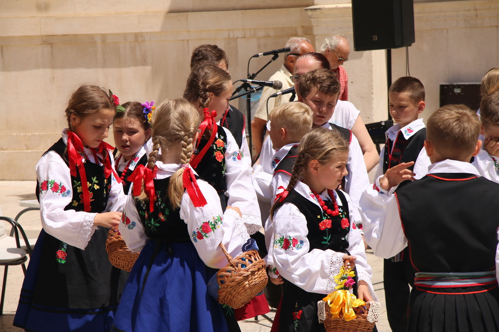 OŠ Zadarski otoci, učenici na Narodnom trgu