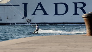 Zadar, 190312.
Dok neke od juga boli glava, ovaj kitesurfer jedva je docekao da zapuse.
Na fotografiji : Kitesurfer izvodi vratolomije u blizini zadarskih orgulja.
Foto : Andrija Lucic / cropix Zadar, 190312.
Dok neke od juga boli glava, ovaj kitesurfer jedva je docekao da zapuse.
Na fotografiji : Kitesurfer izvodi vratolomije u blizini zadarskih orgulja.
Foto : Andrija Lucic / cropix
