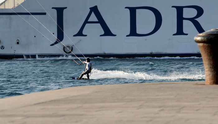 Zadar, 190312.
Dok neke od juga boli glava, ovaj kitesurfer jedva je docekao da zapuse.
Na fotografiji : Kitesurfer izvodi vratolomije u blizini zadarskih orgulja.
Foto : Andrija Lucic / cropix Zadar, 190312.
Dok neke od juga boli glava, ovaj kitesurfer jedva je docekao da zapuse.
Na fotografiji : Kitesurfer izvodi vratolomije u blizini zadarskih orgulja.
Foto : Andrija Lucic / cropix