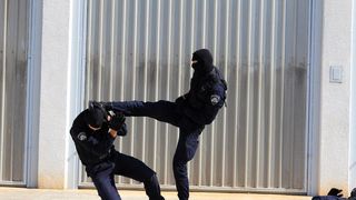 U prigodi Dana hrvatske policije i njihovog zaštitnika Sv.Mihovila danas je u PU Zadarskoj održana prigodna svečanost.U nastavku svečanosti, pokaznu vježbu samoobrane izveli su pripadnici interventne jedinice PU Zadarske te su podijeljena priznanja nagrađ U prigodi Dana hrvatske policije i njihovog zaštitnika Sv.Mihovila danas je u PU Zadarskoj održana prigodna svečanost.U nastavku svečanosti, pokaznu vježbu samoobrane izveli su pripadnici interventne jedinice PU Zadarske te su podijeljena priznanja nagrađ