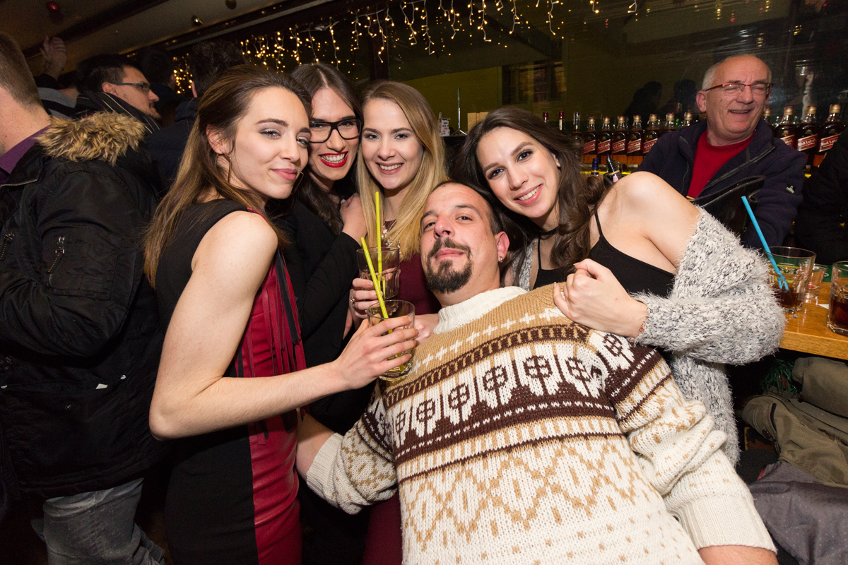 Doček 2017: Najluđa noć na zadarskom Poluotoku privukla više tisuća Zadrana i gostiju Doček 2017: Najluđa noć na zadarskom Poluotoku privukla više tisuća Zadrana i gostiju