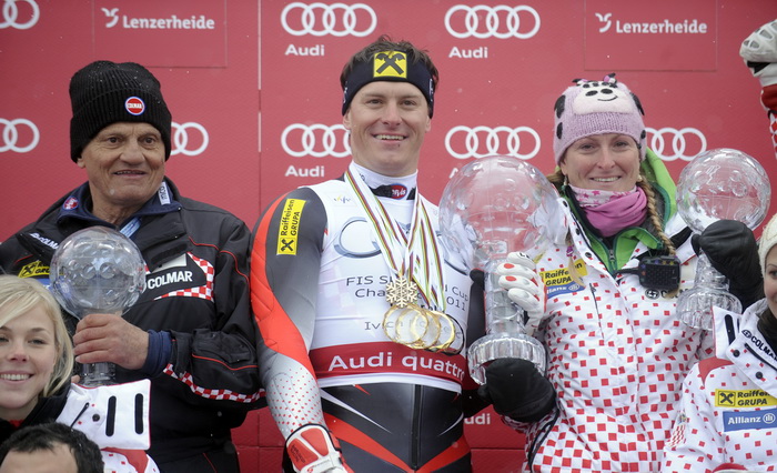 Lenzerheide, 190311.
Zavrsnica Svjetskog skijaskog kupa u skijanju u svicarskom mjestu Lenzerheide, Ivica Kostelic kao najbolji skijas u ukupnom poretku osvajac velikog kristalnog globusa i jos dva mala globusa za kombinaciju i slalom. 
Na slici: Ante, Iv