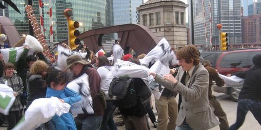 Ulična borba jastucima (Foto: chicagoist.com)