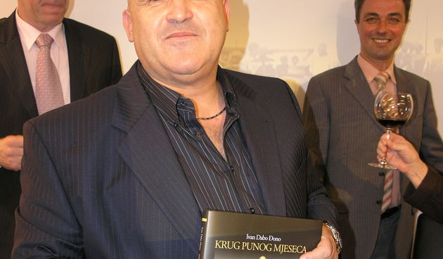 Ivan Dabo sa svojom prvom knjigom (Foto: J. Portada)