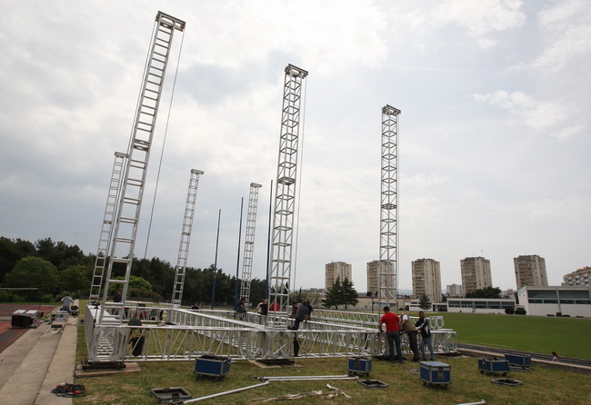 Zadar, 030510.
U sportskom centru Visnjik pocela je gradnja pozornice za susret katolicke mladezi (ocekuje se vise od 20000 ljudi)koji ce se ovoga vikenda odrzati u Zadru.
Foto: Vladimir Ivanov / CROPIX