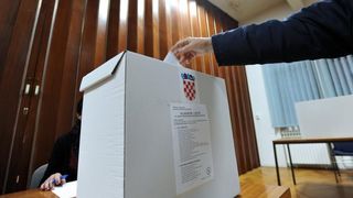 Gradjani na biralistima daju svoj glas u drugom krugu predsjednickih izbora jednom od dva kanditata, aktualnom predsjedniku Ivi Josipovicu i njegovoj protukandidatkinji Kolindi Grabar-Kitarovic. Photo: Goran Stanzl/PIXSELL Gradjani na biralistima daju svoj glas u drugom krugu predsjednickih izbora jednom od dva kanditata, aktualnom predsjedniku Ivi Josipovicu i njegovoj protukandidatkinji Kolindi Grabar-Kitarovic. Photo: Goran Stanzl/PIXSELL