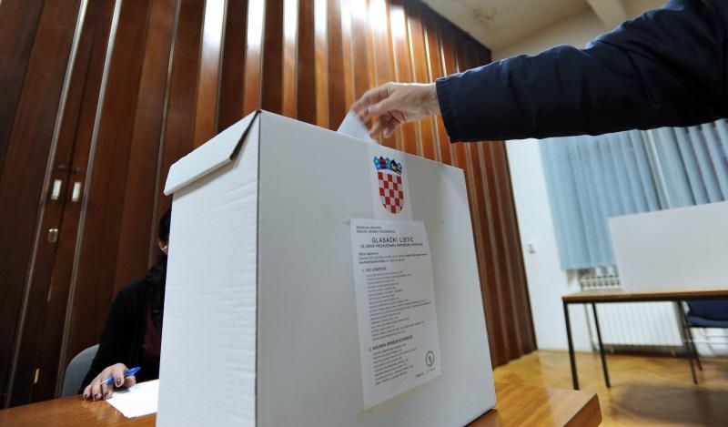 Gradjani na biralistima daju svoj glas u drugom krugu predsjednickih izbora jednom od dva kanditata, aktualnom predsjedniku Ivi Josipovicu i njegovoj protukandidatkinji Kolindi Grabar-Kitarovic. Photo: Goran Stanzl/PIXSELL Gradjani na biralistima daju svoj glas u drugom krugu predsjednickih izbora jednom od dva kanditata, aktualnom predsjedniku Ivi Josipovicu i njegovoj protukandidatkinji Kolindi Grabar-Kitarovic. Photo: Goran Stanzl/PIXSELL