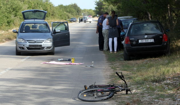 Zadar, 030811.
U Biogradu u ulici Put Kumenta doslo je do prometne nesrece u kojoj je jedna osoba smrtno stradala.
Na nestretnog bicilistu naletjela je vozacica opel Corse.
Na slici: detalj s policijskog uvidjaja.
Foto: Vladimir Ivanov / CROPIX