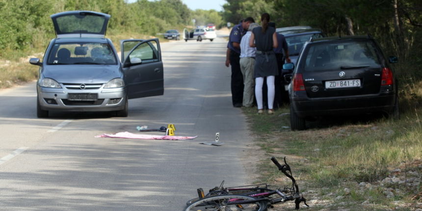 Zadar, 030811.
U Biogradu u ulici Put Kumenta doslo je do prometne nesrece u kojoj je jedna osoba smrtno stradala.
Na nestretnog bicilistu naletjela je vozacica opel Corse.
Na slici: detalj s policijskog uvidjaja.
Foto: Vladimir Ivanov / CROPIX